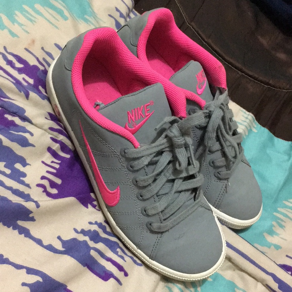 I’m selling an old pear of Nike sneakers.